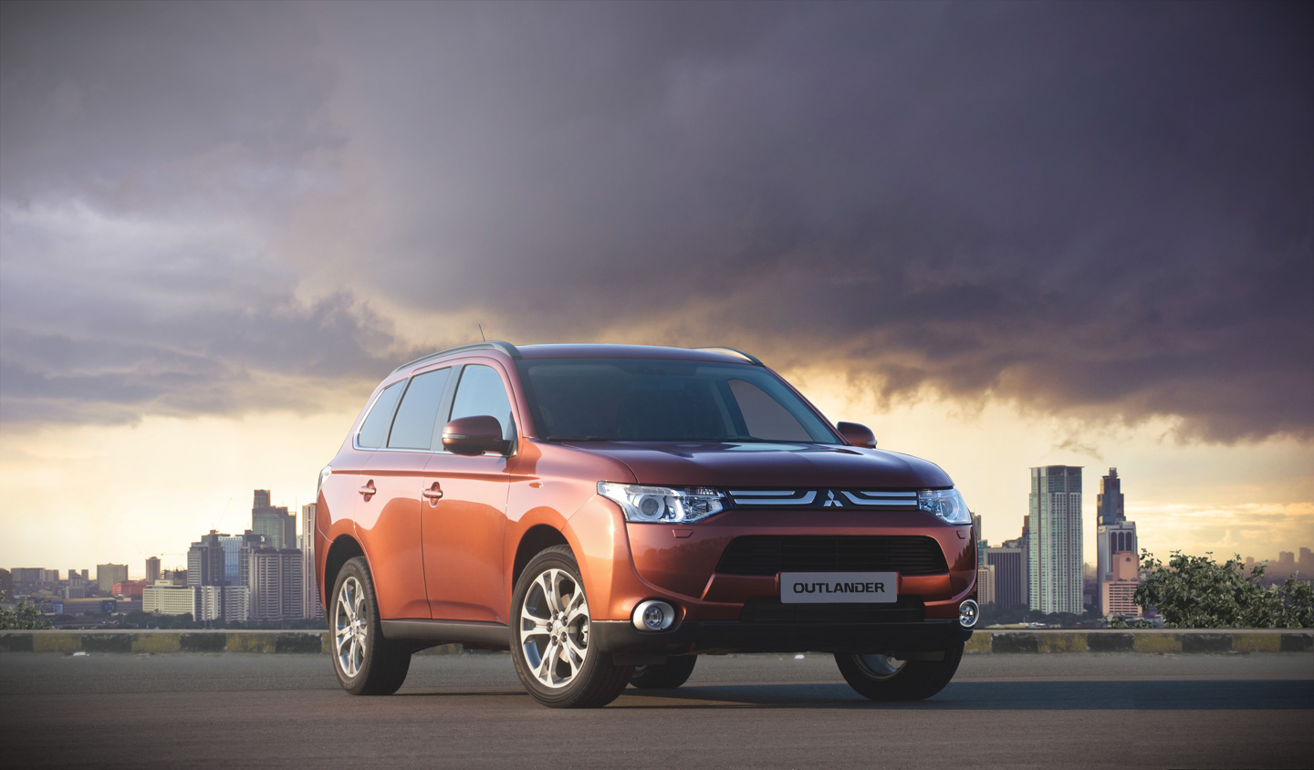 Mitsubishi outlander первое поколение. Митсубиси Аутлендер поколения. Митсубиси Аутлендер 3 поколения. Митсубиси Аутлендер 1 поколения. Mitsubishi Outlander в автосалоне.